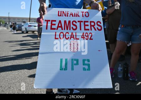 Albuquerque, Usa. 15. Juli 2023. Mitglieder der Teamsters Local 492 Practice-Gruppe vor dem UPS Customer Center am 15. Juli 2023 in Albuquerque, New Mexico. Die Arbeitsgespräche zwischen UPS und seinen gewerkschaftlichen Fahrern und Lagerarbeitern brachen am 5. Juli zusammen. Der aktuelle Arbeitsvertrag läuft am 31. Juli ab (Foto: Sam Wasson/Sipa USA) Guthaben: SIPA USA/Alamy Live News Stockfoto