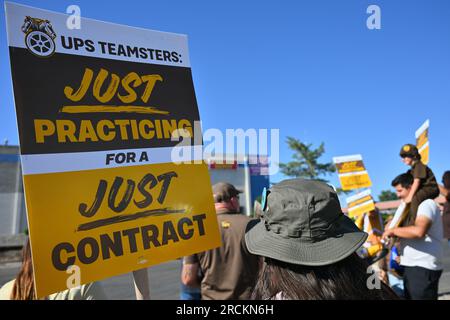 Albuquerque, Usa. 15. Juli 2023. Mitglieder der Teamsters Local 492 Practice-Gruppe vor dem UPS Customer Center am 15. Juli 2023 in Albuquerque, New Mexico. Die Arbeitsgespräche zwischen UPS und seinen gewerkschaftlichen Fahrern und Lagerarbeitern brachen am 5. Juli zusammen. Der aktuelle Arbeitsvertrag läuft am 31. Juli ab (Foto: Sam Wasson/Sipa USA) Guthaben: SIPA USA/Alamy Live News Stockfoto