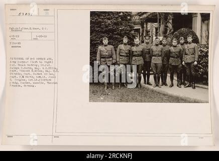 Personal des G-3-Büros, 4. Armeekorps, Cochem, Deutschland. Von links nach rechts: Oberstleutnant Encoh Berkley, LT. Selwyn D.Smith, Maj. Q 0. Ellis, Capt. Vincent M.Miles, Maj. H.8. Struble, Hauptmann Burket Milles, Hauptmann E. Smith, 1. James & Douglas, 1. Leutnant clifford craig. Foto aufgenommen am 19. April 1919. Stockfoto