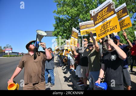 Albuquerque, Usa. 15. Juli 2023. Mitglieder der Teamsters Local 492 Practice-Gruppe vor dem UPS Customer Center am 15. Juli 2023 in Albuquerque, New Mexico. Die Arbeitsgespräche zwischen UPS und seinen gewerkschaftlichen Fahrern und Lagerarbeitern brachen am 5. Juli zusammen. Der aktuelle Arbeitsvertrag läuft am 31. Juli ab (Foto: Sam Wasson/Sipa USA) Guthaben: SIPA USA/Alamy Live News Stockfoto