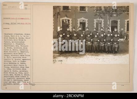 Telefonbetreiber der Signalkorps-Einheit #4 in Tours, Frankreich. Von links nach rechts: Frau Geneva M. Marsh (Chefbedienerin), Frau Ellen M. Turner, Frau Beatrice J. Frankfort (Vorgesetzte), Frau Eleanor A. Brown, Frau Lillie H. Noble, Frau Juliette L. Courtail, Frau Marie A. lange, Frau Helen E. Hill, Frau Camille F. Rieder. Sitzend, von links nach rechts: Frau Kathleen M. Hyatt, Frau Jennie R. Young, Frau Jane L. lang, Frau Agnes G. Burke, Frau Stella M. Vian, Frau Eilian E. Muneo (Supervisor), Frau Jeanne C.V. Legallet, Miss Evelyn C. Lariviere und Mrs. Albertine A. Belhumer. Foto aufgenommen am 20. Juli Stockfoto