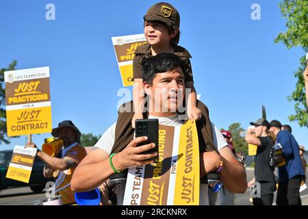 Albuquerque, Usa. 15. Juli 2023. Mitglieder der Teamsters Local 492 Practice-Gruppe vor dem UPS Customer Center am 15. Juli 2023 in Albuquerque, New Mexico. Die Arbeitsgespräche zwischen UPS und seinen gewerkschaftlichen Fahrern und Lagerarbeitern brachen am 5. Juli zusammen. Der aktuelle Arbeitsvertrag läuft am 31. Juli ab (Foto: Sam Wasson/Sipa USA) Guthaben: SIPA USA/Alamy Live News Stockfoto