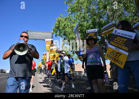Albuquerque, Usa. 15. Juli 2023. Mitglieder der Teamsters Local 492 Practice-Gruppe vor dem UPS Customer Center am 15. Juli 2023 in Albuquerque, New Mexico. Die Arbeitsgespräche zwischen UPS und seinen gewerkschaftlichen Fahrern und Lagerarbeitern brachen am 5. Juli zusammen. Der aktuelle Arbeitsvertrag läuft am 31. Juli ab (Foto: Sam Wasson/Sipa USA) Guthaben: SIPA USA/Alamy Live News Stockfoto