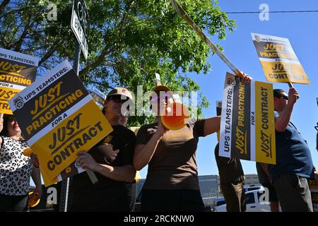 Albuquerque, Usa. 15. Juli 2023. Mitglieder der Teamsters Local 492 Practice-Gruppe vor dem UPS Customer Center am 15. Juli 2023 in Albuquerque, New Mexico. Die Arbeitsgespräche zwischen UPS und seinen gewerkschaftlichen Fahrern und Lagerarbeitern brachen am 5. Juli zusammen. Der aktuelle Arbeitsvertrag läuft am 31. Juli ab (Foto: Sam Wasson/Sipa USA) Guthaben: SIPA USA/Alamy Live News Stockfoto