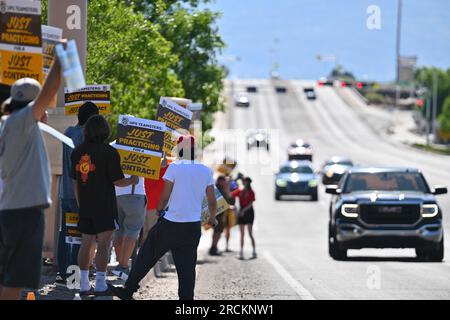 Albuquerque, Usa. 15. Juli 2023. Mitglieder der Teamsters Local 492 Practice-Gruppe vor dem UPS Customer Center am 15. Juli 2023 in Albuquerque, New Mexico. Die Arbeitsgespräche zwischen UPS und seinen gewerkschaftlichen Fahrern und Lagerarbeitern brachen am 5. Juli zusammen. Der aktuelle Arbeitsvertrag läuft am 31. Juli ab (Foto: Sam Wasson/Sipa USA) Guthaben: SIPA USA/Alamy Live News Stockfoto