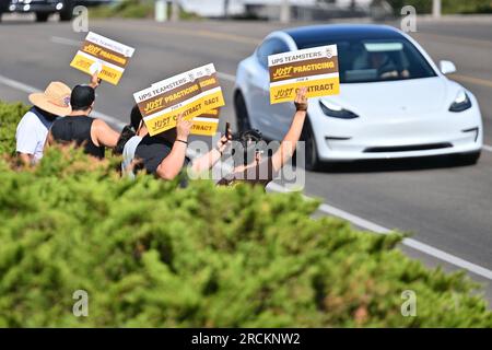 Albuquerque, Usa. 15. Juli 2023. Mitglieder der Teamsters Local 492 Practice-Gruppe vor dem UPS Customer Center am 15. Juli 2023 in Albuquerque, New Mexico. Die Arbeitsgespräche zwischen UPS und seinen gewerkschaftlichen Fahrern und Lagerarbeitern brachen am 5. Juli zusammen. Der aktuelle Arbeitsvertrag läuft am 31. Juli ab (Foto: Sam Wasson/Sipa USA) Guthaben: SIPA USA/Alamy Live News Stockfoto