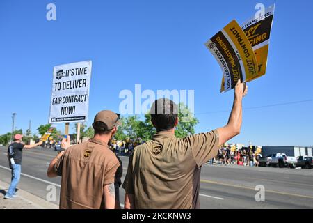 Albuquerque, Usa. 15. Juli 2023. Mitglieder der Teamsters Local 492 Practice-Gruppe vor dem UPS Customer Center am 15. Juli 2023 in Albuquerque, New Mexico. Die Arbeitsgespräche zwischen UPS und seinen gewerkschaftlichen Fahrern und Lagerarbeitern brachen am 5. Juli zusammen. Der aktuelle Arbeitsvertrag läuft am 31. Juli ab (Foto: Sam Wasson/Sipa USA) Guthaben: SIPA USA/Alamy Live News Stockfoto