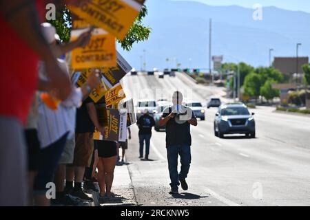 Albuquerque, Usa. 15. Juli 2023. Mitglieder der Teamsters Local 492 Practice-Gruppe vor dem UPS Customer Center am 15. Juli 2023 in Albuquerque, New Mexico. Die Arbeitsgespräche zwischen UPS und seinen gewerkschaftlichen Fahrern und Lagerarbeitern brachen am 5. Juli zusammen. Der aktuelle Arbeitsvertrag läuft am 31. Juli ab (Foto: Sam Wasson/Sipa USA) Guthaben: SIPA USA/Alamy Live News Stockfoto