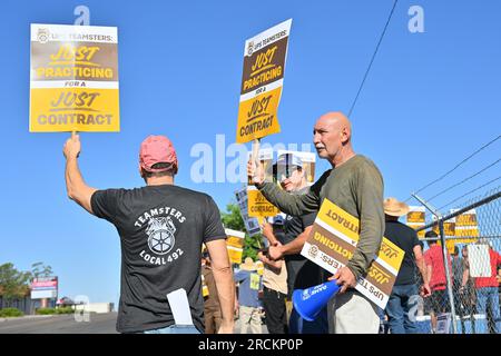 Albuquerque, Usa. 15. Juli 2023. Mitglieder der Teamsters Local 492 Practice-Gruppe vor dem UPS Customer Center am 15. Juli 2023 in Albuquerque, New Mexico. Die Arbeitsgespräche zwischen UPS und seinen gewerkschaftlichen Fahrern und Lagerarbeitern brachen am 5. Juli zusammen. Der aktuelle Arbeitsvertrag läuft am 31. Juli ab (Foto: Sam Wasson/Sipa USA) Guthaben: SIPA USA/Alamy Live News Stockfoto