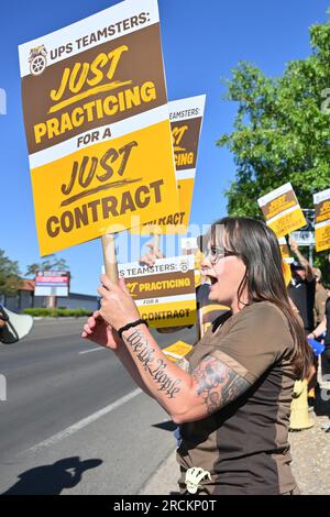 Albuquerque, Usa. 15. Juli 2023. Mitglieder der Teamsters Local 492 Practice-Gruppe vor dem UPS Customer Center am 15. Juli 2023 in Albuquerque, New Mexico. Die Arbeitsgespräche zwischen UPS und seinen gewerkschaftlichen Fahrern und Lagerarbeitern brachen am 5. Juli zusammen. Der aktuelle Arbeitsvertrag läuft am 31. Juli ab (Foto: Sam Wasson/Sipa USA) Guthaben: SIPA USA/Alamy Live News Stockfoto