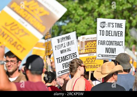Albuquerque, Usa. 15. Juli 2023. Mitglieder der Teamsters Local 492 Practice-Gruppe vor dem UPS Customer Center am 15. Juli 2023 in Albuquerque, New Mexico. Die Arbeitsgespräche zwischen UPS und seinen gewerkschaftlichen Fahrern und Lagerarbeitern brachen am 5. Juli zusammen. Der aktuelle Arbeitsvertrag läuft am 31. Juli ab (Foto: Sam Wasson/Sipa USA) Guthaben: SIPA USA/Alamy Live News Stockfoto
