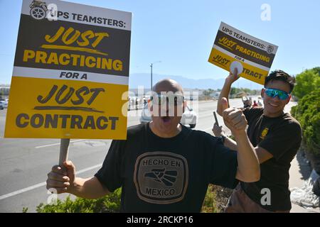 Albuquerque, Usa. 15. Juli 2023. Mitglieder der Teamsters Local 492 Practice-Gruppe vor dem UPS Customer Center am 15. Juli 2023 in Albuquerque, New Mexico. Die Arbeitsgespräche zwischen UPS und seinen gewerkschaftlichen Fahrern und Lagerarbeitern brachen am 5. Juli zusammen. Der aktuelle Arbeitsvertrag läuft am 31. Juli ab (Foto: Sam Wasson/Sipa USA) Guthaben: SIPA USA/Alamy Live News Stockfoto