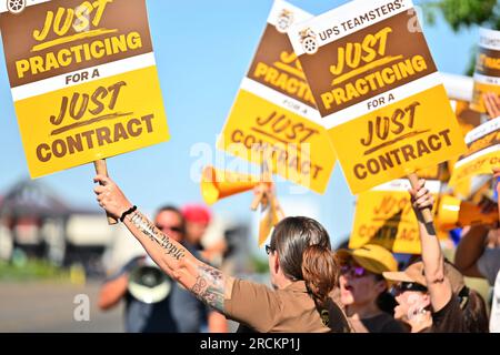 Albuquerque, Usa. 15. Juli 2023. Mitglieder der Teamsters Local 492 Practice-Gruppe vor dem UPS Customer Center am 15. Juli 2023 in Albuquerque, New Mexico. Die Arbeitsgespräche zwischen UPS und seinen gewerkschaftlichen Fahrern und Lagerarbeitern brachen am 5. Juli zusammen. Der aktuelle Arbeitsvertrag läuft am 31. Juli ab (Foto: Sam Wasson/Sipa USA) Guthaben: SIPA USA/Alamy Live News Stockfoto