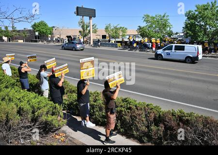 Albuquerque, Usa. 15. Juli 2023. Ein United States Postal Service Van fährt vor den Mitgliedern der Teamsters Local 492 vorbei, während sie am 15. Juli 2023 in Albuquerque, New Mexico, vor dem UPS Customer Center Streikposten üben. Die Arbeitsgespräche zwischen UPS und seinen gewerkschaftlichen Fahrern und Lagerarbeitern brachen am 5. Juli zusammen. Der aktuelle Arbeitsvertrag läuft am 31. Juli ab (Foto: Sam Wasson/Sipa USA) Guthaben: SIPA USA/Alamy Live News Stockfoto