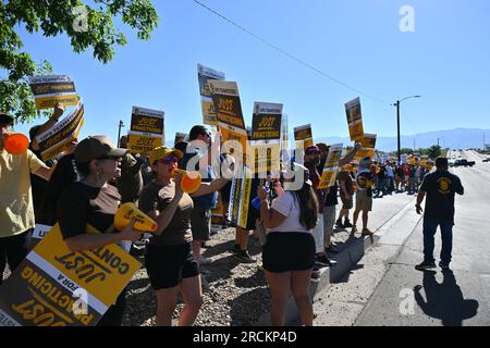 Albuquerque, Usa. 15. Juli 2023. Mitglieder der Teamsters Local 492 Practice-Gruppe vor dem UPS Customer Center am 15. Juli 2023 in Albuquerque, New Mexico. Die Arbeitsgespräche zwischen UPS und seinen gewerkschaftlichen Fahrern und Lagerarbeitern brachen am 5. Juli zusammen. Der aktuelle Arbeitsvertrag läuft am 31. Juli ab (Foto: Sam Wasson/Sipa USA) Guthaben: SIPA USA/Alamy Live News Stockfoto
