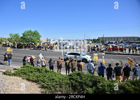 Albuquerque, Usa. 15. Juli 2023. Mitglieder der Teamsters Local 492 Practice-Gruppe vor dem UPS Customer Center am 15. Juli 2023 in Albuquerque, New Mexico. Die Arbeitsgespräche zwischen UPS und seinen gewerkschaftlichen Fahrern und Lagerarbeitern brachen am 5. Juli zusammen. Der aktuelle Arbeitsvertrag läuft am 31. Juli ab (Foto: Sam Wasson/Sipa USA) Guthaben: SIPA USA/Alamy Live News Stockfoto