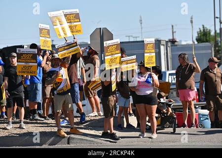 Albuquerque, Usa. 15. Juli 2023. Mitglieder der Teamsters Local 492 Practice-Gruppe vor dem UPS Customer Center am 15. Juli 2023 in Albuquerque, New Mexico. Die Arbeitsgespräche zwischen UPS und seinen gewerkschaftlichen Fahrern und Lagerarbeitern brachen am 5. Juli zusammen. Der aktuelle Arbeitsvertrag läuft am 31. Juli ab (Foto: Sam Wasson/Sipa USA) Guthaben: SIPA USA/Alamy Live News Stockfoto