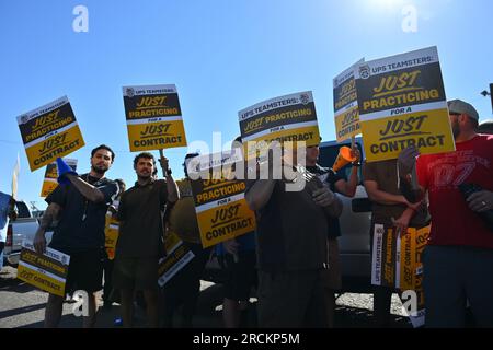 Albuquerque, Usa. 15. Juli 2023. Mitglieder der Teamsters Local 492 Practice-Gruppe vor dem UPS Customer Center am 15. Juli 2023 in Albuquerque, New Mexico. Die Arbeitsgespräche zwischen UPS und seinen gewerkschaftlichen Fahrern und Lagerarbeitern brachen am 5. Juli zusammen. Der aktuelle Arbeitsvertrag läuft am 31. Juli ab (Foto: Sam Wasson/Sipa USA) Guthaben: SIPA USA/Alamy Live News Stockfoto