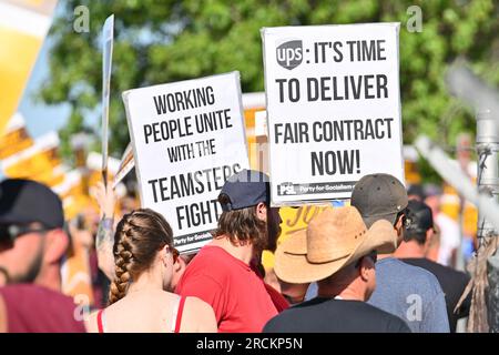 Albuquerque, Usa. 15. Juli 2023. Mitglieder der Teamsters Local 492 Practice-Gruppe vor dem UPS Customer Center am 15. Juli 2023 in Albuquerque, New Mexico. Die Arbeitsgespräche zwischen UPS und seinen gewerkschaftlichen Fahrern und Lagerarbeitern brachen am 5. Juli zusammen. Der aktuelle Arbeitsvertrag läuft am 31. Juli ab (Foto: Sam Wasson/Sipa USA) Guthaben: SIPA USA/Alamy Live News Stockfoto