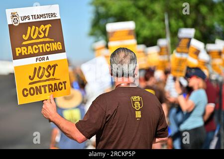 Albuquerque, Usa. 15. Juli 2023. Mitglieder der Teamsters Local 492 Practice-Gruppe vor dem UPS Customer Center am 15. Juli 2023 in Albuquerque, New Mexico. Die Arbeitsgespräche zwischen UPS und seinen gewerkschaftlichen Fahrern und Lagerarbeitern brachen am 5. Juli zusammen. Der aktuelle Arbeitsvertrag läuft am 31. Juli ab (Foto: Sam Wasson/Sipa USA) Guthaben: SIPA USA/Alamy Live News Stockfoto