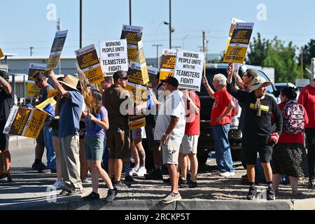 Albuquerque, Usa. 15. Juli 2023. Mitglieder der Teamsters Local 492 Practice-Gruppe vor dem UPS Customer Center am 15. Juli 2023 in Albuquerque, New Mexico. Die Arbeitsgespräche zwischen UPS und seinen gewerkschaftlichen Fahrern und Lagerarbeitern brachen am 5. Juli zusammen. Der aktuelle Arbeitsvertrag läuft am 31. Juli ab (Foto: Sam Wasson/Sipa USA) Guthaben: SIPA USA/Alamy Live News Stockfoto