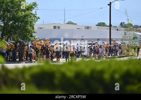 Albuquerque, Usa. 15. Juli 2023. Mitglieder der Teamsters Local 492 Practice-Gruppe vor dem UPS Customer Center am 15. Juli 2023 in Albuquerque, New Mexico. Die Arbeitsgespräche zwischen UPS und seinen gewerkschaftlichen Fahrern und Lagerarbeitern brachen am 5. Juli zusammen. Der aktuelle Arbeitsvertrag läuft am 31. Juli ab (Foto: Sam Wasson/Sipa USA) Guthaben: SIPA USA/Alamy Live News Stockfoto