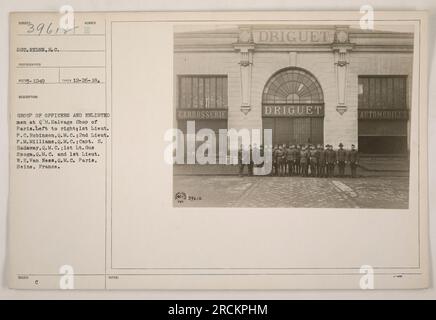 Eine Gruppe von Offizieren und Soldaten im QM-Bergungsladen in Paris. Von links nach rechts: 1. LT. P.C. Robinson, Q.M.C.; 2. LT. P.M. Milliams, Q.M.C.; Capt. S. Radaway, Q.M.C.; 1. LT. Gus Spoga, Q.M.C.; und 1. LT. W.H. Van Ness, Q.M.C. Aufgenommen am 26. Dezember 1918 in Paris, Frankreich. Stockfoto