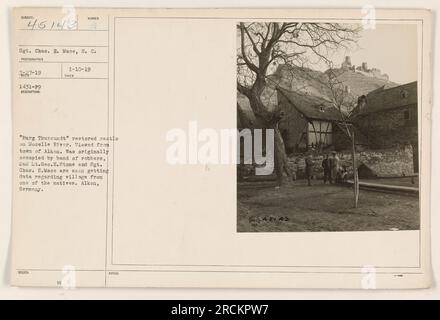 Restauriertes Schloss „Burg Thursandt“ an der Mosel, von der Stadt Alken aus gesehen. Ursprünglich besetzt von einer Bande von Räubern, zeigt das Bild 2. LT. Geo E. Stone und Sgt. Chas. Mace sammelt Daten von einem der Einheimischen. Aufgenommen in Alken, Deutschland. Sgt. Chas. E. Mace, S.C., fotografierte die Szene auf 3-27-19 mit einer Beschreibung und Nummer, ausgestellt auf 1-10-19. In den Hinweisen ist die Referenznummer 45143 angegeben. Stockfoto