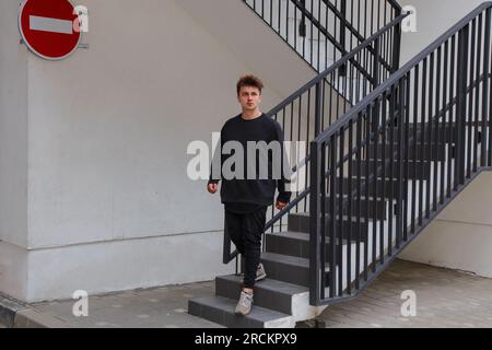 Ein Mann kommt die Treppe runter. Stockfoto