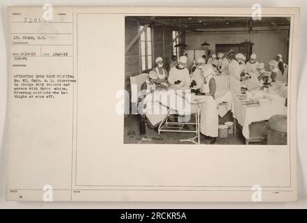 OP-Szene im Basiskrankenhaus Nr. 52, mit Captain A.L. Nickerson hat das Sagen. Ärzte und Krankenschwestern, die an drei Tischen arbeiten und Patienten betreuen, die an Gliedmaßenamputationen leiden. Dieses Foto wurde von LT. Sears, S.C. am 12. April 1918 aufgenommen und erhielt die Referenznummer 52064. Stockfoto