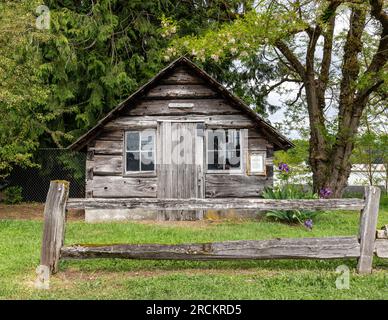 Arlington WA USA 24. Mai 2023: Dennys Den Blockhütte im Stillaguamish Valley Pioneer Museum Stockfoto