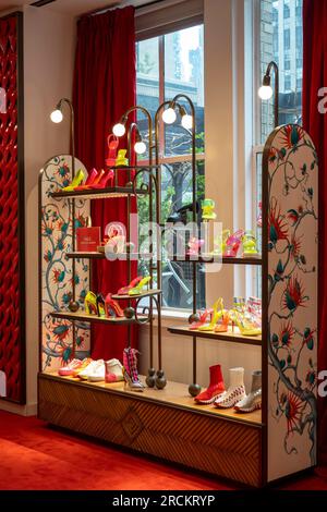 Christian Louboutin Designer-Schuhe im Saks Fifth Avenue Flagship Store in New York City, USA 2023 Stockfoto