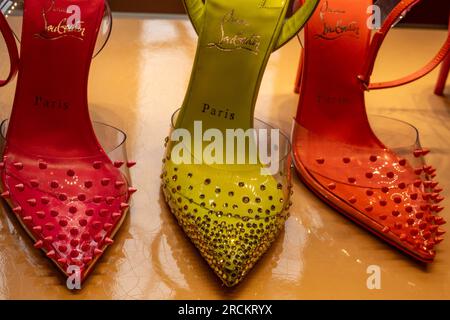 Christian Louboutin Designer-Schuhe im Saks Fifth Avenue Flagship Store in New York City, USA 2023 Stockfoto