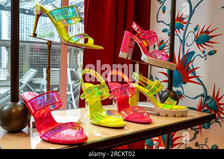 Christian Louboutin Designer-Schuhe im Saks Fifth Avenue Flagship Store in New York City, USA 2023 Stockfoto