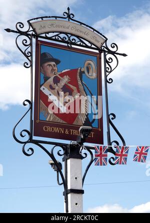 Traditionelles Pub-Schild am Crown and Trumpet Inn, Church Street, Broadway, Cotswolds, Worcestershire, England, Großbritannien Stockfoto