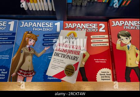 Kinokuniya ist ein japanischer Einzelhändler, der für seine Sammlung internationaler Bücher, Geschenke und Schreibwaren, 2023, New York City, USA, bekannt ist Stockfoto