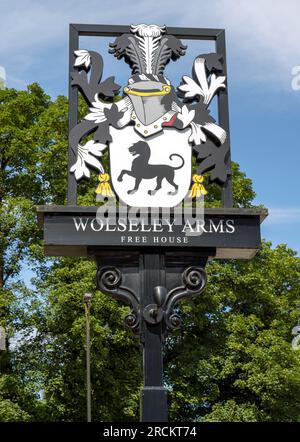 Traditionelles Pub-Schild im Wolseley Arms - ein altes Inns-Haus - Wolseley Bridge, Stafford, Staffordshire, England, Großbritannien Stockfoto