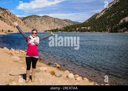 Mädchen, das Sonnenschein genießt, posiert vor dem Georgetown Lake in Colorado, USA Stockfoto