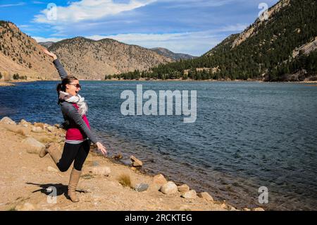 Mädchen, das Sonnenschein genießt, posiert vor dem Georgetown Lake in Colorado, USA Stockfoto