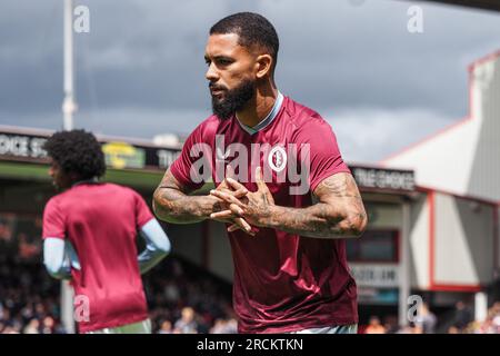 Walsall, Großbritannien. 15. Juli 2023. Walsall, England, Juli 15. 2023: Douglas Luiz (6 Aston Villa) wärmt sich während der Vorsaison auf. Freundlichkeit zwischen Walsall und Aston Villa im Bescot Stadion in Walsall, England (Natalie Mincher/SPP) Guthaben: SPP Sport Press Photo. Alamy Live News Stockfoto