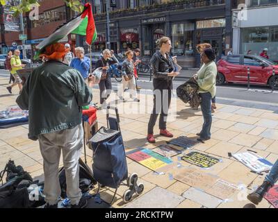 London, Großbritannien. 15. Juli 2023 Die Demonstranten in Hammersmith gegen das Gesetz über illegale Migration verteilen Flugblätter und sammeln Unterschriften, die besagen, dass es rassistisch ist, Sündenbock ist und Migranten und Asylbewerber kriminalisiert und ihnen ihre grundlegenden Menschenrechte vorenthalten. Die Regierung behauptet, sie sei mitfühlend, zeigt aber kein Mitgefühl und beabsichtigt, Migranten ungeachtet dessen einzusperren und nach Ruanda abzuschieben, ohne die Ursachen der Migration anzugehen. Peter Marshall/Alamy Live News Stockfoto