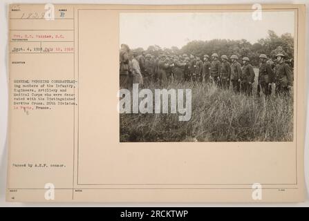 Pvt. E.C. Maler der 26. Division, La Farte, Frankreich, wird zusammen mit Mitgliedern der Infanterie, Ingenieure, Artillerie und Medizinischen Korps fotografiert, die von General Pershing beglückwünscht werden. Sie wurden mit dem ausgezeichneten Service Cross dekoriert. Das Foto wurde am 12. Juli 1918 aufgenommen und vom A.E.F.-Zensor verabschiedet. Stockfoto