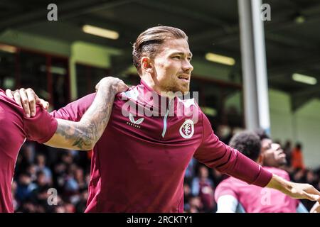 Walsall, Großbritannien. 15. Juli 2023. Walsall, England, Juli 15. 2023: Matty Cash (2 Aston Villa) wärmt sich während der Vorsaison auf. Freundlichkeit zwischen Walsall und Aston Villa im Bescot Stadion in Walsall, England (Natalie Mincher/SPP) Guthaben: SPP Sport Press Photo. Alamy Live News Stockfoto