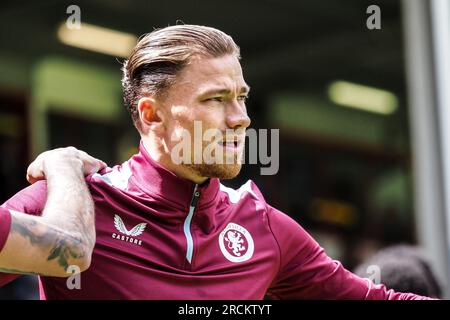 Walsall, Großbritannien. 15. Juli 2023. Walsall, England, Juli 15. 2023: Matty Cash (2 Aston Villa) wärmt sich während der Vorsaison auf. Freundlichkeit zwischen Walsall und Aston Villa im Bescot Stadion in Walsall, England (Natalie Mincher/SPP) Guthaben: SPP Sport Press Photo. Alamy Live News Stockfoto