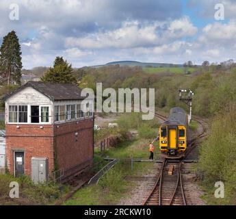 Tondu, Süd-Wales, UK, Transport for Wales, Zug mit Netzwerksignaldienst, der ein Token für eine einzelne Linie übergibt. Stockfoto