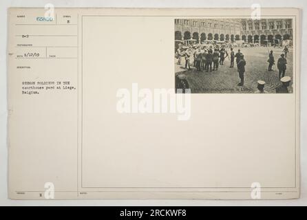 Deutsche Soldaten im Hof des Gerichts in Lüttich, Belgien. Foto aufgenommen am 12. Mai 1919. Dieses Bild zeigt deutsche Soldaten im Hof des Gerichtsgebäudes in Lüttich. Die Soldaten scheinen sich ihrer Aufgabe zu widmen, das Gebiet zu besetzen. Stockfoto
