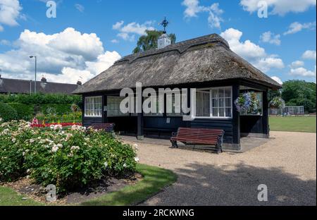 Bowls Pavillon mit Strohdach in Victoria Park, Stafford, Staffordshire, England, Großbritannien Stockfoto