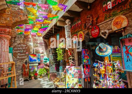 Farbenfrohe Ausstellung lokaler Kunst in einer Galerie auf dem Kunsthandwerksmarkt namens Mercado de Artesanías im historischen Viertel San Miguel de Allende, GTO, Mexiko. Stockfoto