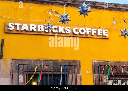 Starbucks Coffee am Jardin Allende im historischen Viertel San Miguel de Allende, GTO, Mexiko. Die riesige multinationale Kaffeekette verfügt über mehr als 500 Standorte in Mexiko. Stockfoto