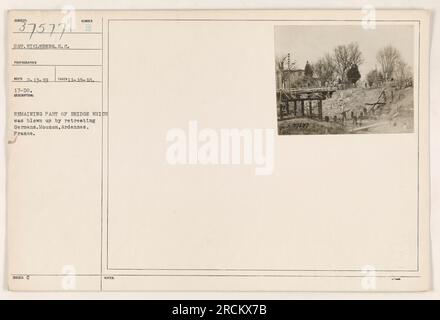SGT. Eikleberg dokumentierte die Folgen einer Brücke, die durch den Rückzug deutscher Truppen in Mouzon, Ardennen, Frankreich, zerstört wurde. Das Foto, das am 18. November 1918 aufgenommen wurde, zeigt den Rest der gesprengten Brücke. Dieses Bild ist Teil der 111-SC-37577-Sammlung. Stockfoto